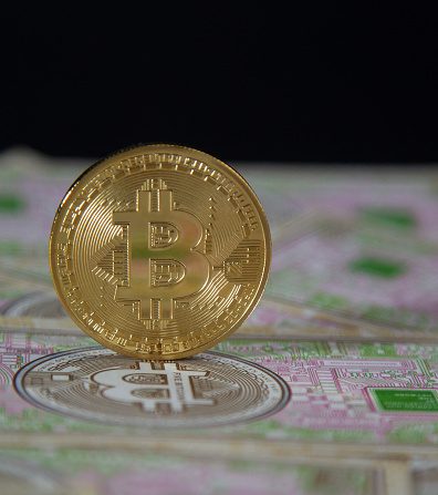 De fausses pièces représentant le bitcoin sont placées sur de faux billets illustrant la même crypto-monnaie, France, Briançon, 2 mai 2024. Image illustrant la crypto-monnaie Bitcoin (BTC). (Photo THIBAUT DURAND/Hans Lucas/AFP via Getty Images)