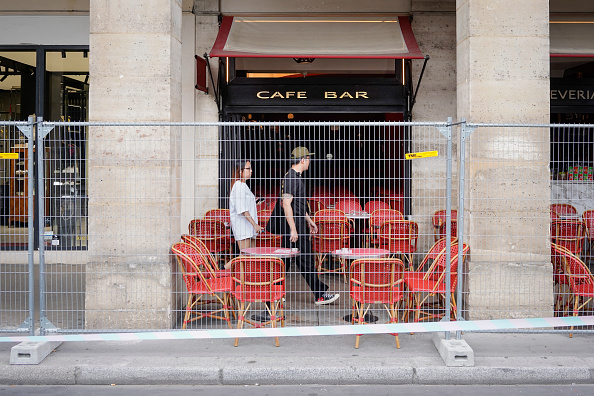 Café restaurant devant les grilles délimitant le périmètre de sécurité du SILT à Paris, le 23 juillet 2024. (LAURE BOYER/Hans Lucas/AFP via Getty Images)