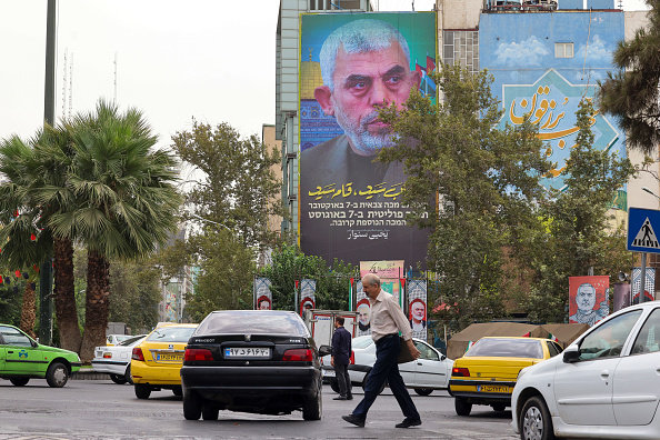 Un panneau d'affichage montrant le portrait du chef du Hamas, Yahya Sinwar, près de la place de la Palestine à Téhéran, le 12 août 2024. (Photo ATTA KENARE/AFP via Getty Images)