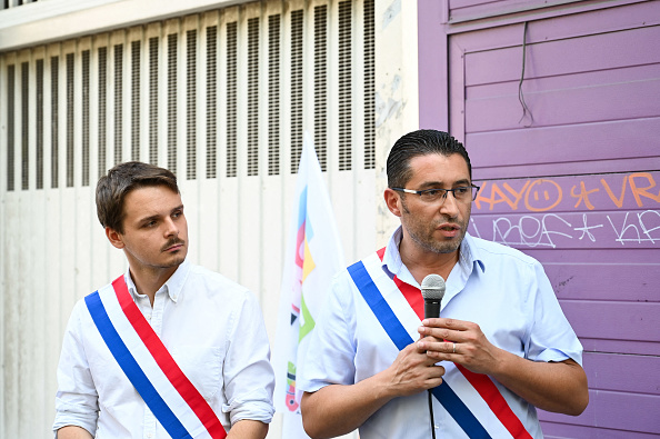 Les députés du NFP Hugo Prevost (à g.) et Idir Boumertit lors d'un rassemblement contre les suppressions de postes à la Protection Judiciaire de la Jeunesse (PJJ), à Lyon le 29 août 2024.(Photo MATTHIEU DELATY/Hans Lucas/AFP via Getty Images)