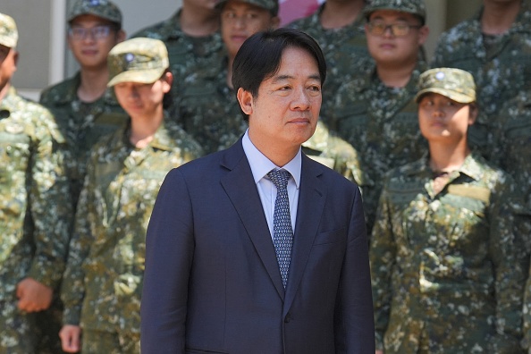 Le Président taïwanais Lai Ching-te inspecte les troupes militaires de défense aérienne à Dacheng sur l'île de Penghu, le 6 septembre 2024. (WALID BERRAZEG/AFP via Getty Images)