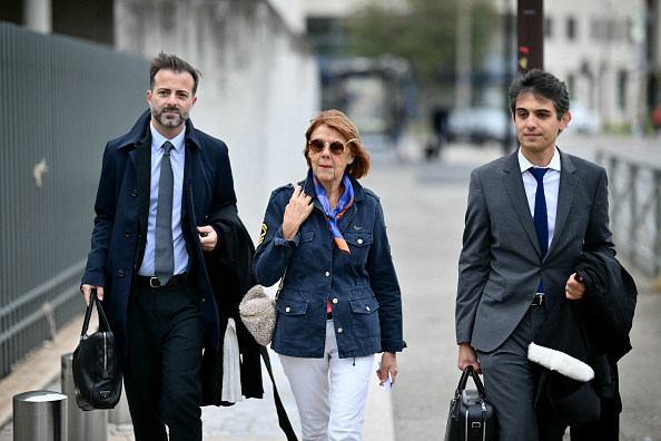 Gisele Pelicot, accompagnée de ses avocats Antoine Camus (à g.) et Stéphane Babonneau (à dr.), arrive au palais de justice d'Avignon. (CHRISTOPHE SIMON/AFP via Getty Images)