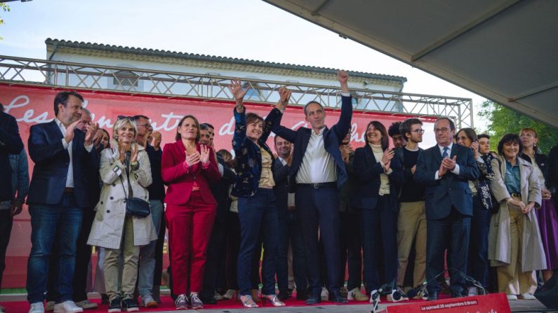 La présidente socialiste de la région Occitanie, Carole Delga (au c.), l'eurodéputé français Raphaël Glucksmann (au c. à dr.), l'ancien président français François Hollande (2e à dr.) assistent au « Quatrièmes Rencontres de la Gauche », qu'elle organise à Bram, dans le sud-ouest de la France, le 28 septembre 2024. (IDRISS BIGOU-GILLES/AFP via Getty Images)