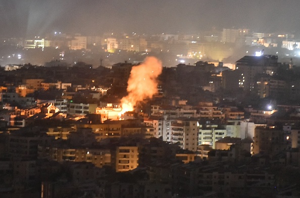 De la fumée s'élève du site d'une frappe aérienne israélienne qui a visé un quartier de la banlieue sud de Beyrouth tôt le 1er octobre 2024. (FADEL ITANI/AFP via Getty Images)