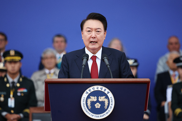 Le président sud-coréen Yoon Suk Yeol prononce son discours lors de la célébration du 76e anniversaire de la Journée des forces armées coréennes à Seongnam, le 1er octobre 2024. (Photo KIM HONG-JI/POOL/AFP via Getty Images)