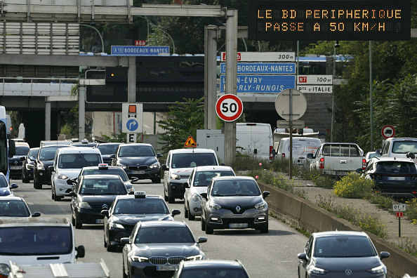 Un panneau de signalisation indique la limitation de vitesse à 50km/h sur le boulevard périphérique, à Paris, le 1er octobre 2024.   (THOMAS SAMSON/AFP via Getty Images)