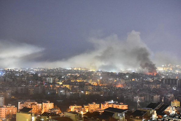 De la fumée s'élève du site d'une frappe aérienne israélienne qui a visé un quartier de la banlieue sud de Beyrouth, le 3 octobre 2024. (FADEL ITANI/AFP via Getty Images)