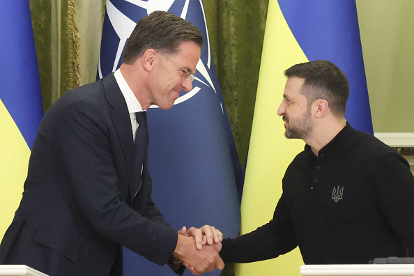 Le président ukrainien Volodymyr Zelensky (à dr.) et le secrétaire général de l'OTAN Mark Rutte se serrent la main lors d'une conférence de presse à Kiev le 3 octobre 2024. (ANATOLII STEPANOV/AFP via Getty Images)