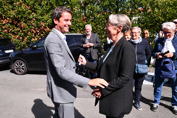 Le président du groupe parlementaire Ensemble Pour la République Gabriel Attal rencontre la députée Élisabeth Borne lors du congrès du parti Renaissance régionale de Nouvelle Aquitaine à Saint-Jean de Luz, le 5 octobre 2024. (GAIZKA IROZ/AFP via Getty Images)