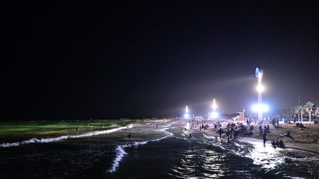 Face à la canicule, Dubaï ouvre ses plages la nuit