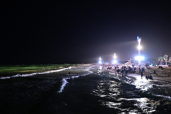 Grillée par des températures estivales trop chaudes pour la plage, Dubaï s'est tournée vers une solution innovante : les ouvrir la nuit, avec des projecteurs et des sauveteurs munis de jumelles de vision nocturne. (GIUSEPPE CACACE/AFP via Getty Images)