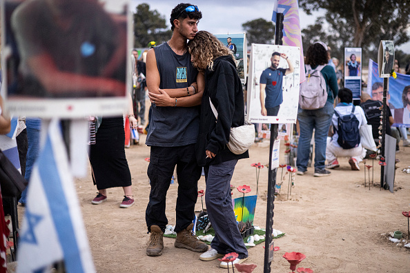 Des parents et des sympathisants d'Israéliens tués lors de l'attaque des terroristes du Hamas du 7 octobre, assistent à une cérémonie au mémorial Nova près du kibboutz Reim, dans le sud d'Israël, à l'occasion du premier anniversaire de l'attaque, le 7 octobre 2024. (Photo JOHN WESSELS/AFP via Getty Images)