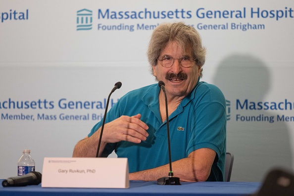 Le biologiste moléculaire Gary Ruvkun s'exprime lors d'une conférence de presse après avoir remporté le prix Nobel de médecine en 2024, conjointement avec Victor Ambros, au Massachusetts General Hospital, le 7 octobre 2024 à Boston. (Scott Eisen/Getty Images)