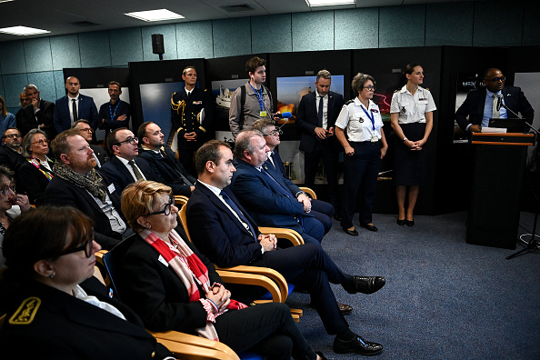 Le ministre de la Défense, Sébastien Lecornu, écoute un briefing avant d'assister au lancement d'essai d'un missile Aster 30 B1NT au Poste de contrôle et de conduite des essais de la Direction générale de l'armement (DGA), à Biscarosse, le 8 octobre 2024. (Photo CHRISTOPHE ARCHAMBAULT/AFP via Getty Images)