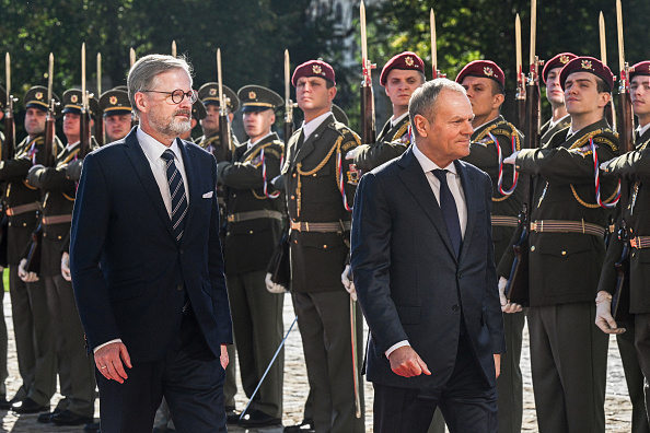 Le Premier ministre tchèque Petr Fiala (à g.) et son homologue polonais Donald Tusk lors d'une cérémonie d'accueil au siège du gouvernement à Prague, le 9 octobre 2024. (MICHAL CIZEK/AFP via Getty Images)