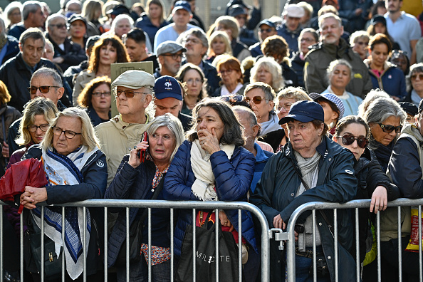 De nombreux fans étaient présents pour rendre un dernier hommage à Michel Blanc à l'église Saint-Eustache le 10 octobre 2024. (Photo JULIEN DE ROSA/AFP via Getty Images)