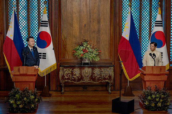 MANILLE, PHILIPPINES - 07 OCTOBRE : Le président philippin Ferdinand Marcos Jr. (D) prononce un discours lors de sa rencontre avec le président sud-coréen Yoon Suk Yeol au palais de Malacanang le 07 octobre 2024 à Manille, Philippines. Yoon Suk Yeol est aux Philippines dans le cadre d'une visite diplomatique des partenaires de l'ANASE. (Photo Ezra Acayan/Getty Images)