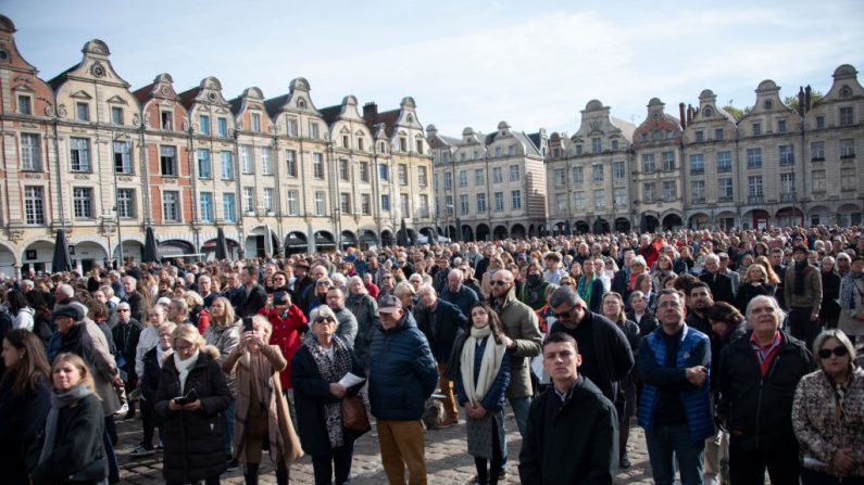 La foule sur la Place des Héros lors de la cérémonie de commémoration du premier anniversaire de l'assassinat de l'enseignant Dominique Bernard, à Arras, le 13 octobre 2024.  (Photo : MAGALI COHEN/Hans Lucas/AFP via Getty Images)