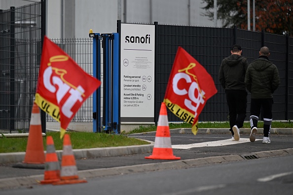 Des drapeaux du syndicat CGT à l'entrée du site de production de médicaments Doliprane de la multinationale pharmaceutique et de santé Sanofi, à Lisieux. (LOU BENOIST/AFP via Getty Images)