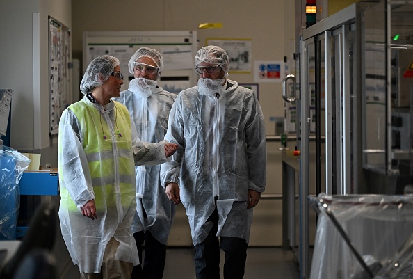 Le ministre de l'Économie, des Finances et de l'Industrie Antoine Armand (au c.) s'entretient avec des employés lors d'une visite du site de production du Doliprane de l’entreprise Sanofi, à Lisieux, le 14 octobre 2024. (Photo LOU BENOIST/AFP via Getty Images)