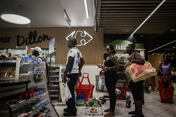 Des clients font la queue dans un supermarché à Fort-de-France, en Martinique. (PHILIPPE LOPEZ/AFP via Getty Images)