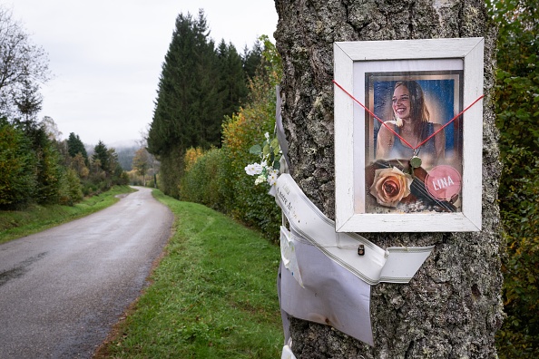 Un portrait de Lina, disparue le 23 septembre 2023, affiché le long de la route D350 entre Champenay et Saint-Blaise-La-Roche, le 17 octobre 2024. (SEBASTIEN BOZON/AFP via Getty Images)