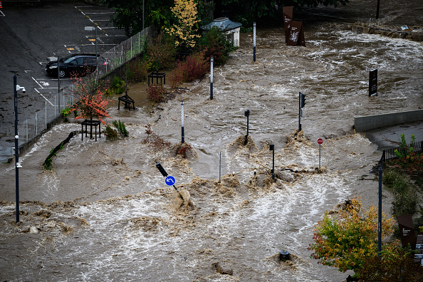 Une photo montre une zone inondée suite à de fortes pluies à Annonay, dans le centre de la France, le 17 octobre 2024. (JEFF PACHOUD/AFP via Getty Images)