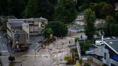 Inondations à Annonay : un gendarme s’aide d’une tractopelle pour secourir une habitante