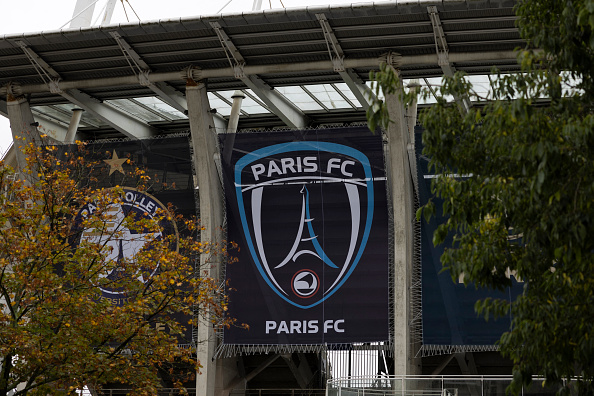 Le logo du Paris FC affiché sur une façade du stade Charlety, à Paris le 18 octobre 2024. (Photo GREGOIRE CAMPIONE/AFP via Getty Images)