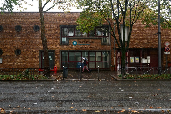 Cette photographie montre une vue de l'école Nigritelle Noire dans le quartier du Tonkin à Villeurbanne, dans le centre de la France, le 18 octobre 2024. Dans le quartier résidentiel du Tonkin, à la frontière de Lyon, le cannabis et la cocaïne circulent à nouveau, malgré une série de fusillades liées à la drogue il y a un an, selon les habitants et les autorités locales, qui attendent les renforts promis par le ministère de l'Intérieur. (Photo  ALEX MARTIN/AFP via Getty Images)