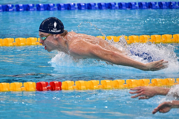 
Léon Marchand participe à l'épreuve du 200 m quatre nages individuel masculin lors de la Coupe du monde de natation aquatique à l'Oriental Sports Centre Natatorium de Shanghai, le 19 octobre 2024. (HECTOR RETAMAL/AFP via Getty Images)