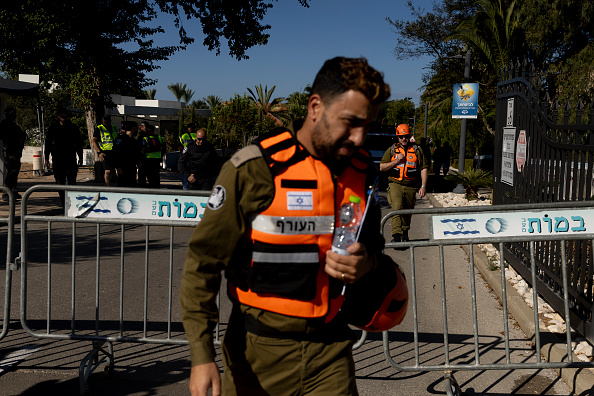 Des secouristes israéliens se rendent sur les lieux après qu'un drone tiré depuis le Liban a heurté « une structure » le 19 octobre 2024 à Césarée, en Israël. (Amir Levy/Getty Images)