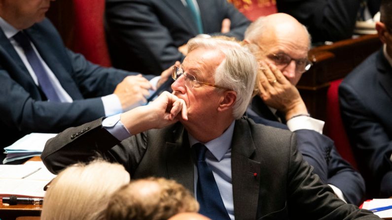 Michel Barnier assiste à une séance de questions au gouvernement à l'Assemblée nationale, à Paris, le 22 octobre 2024. (MAGALI COHEN/Hans Lucas/AFP via Getty Images)