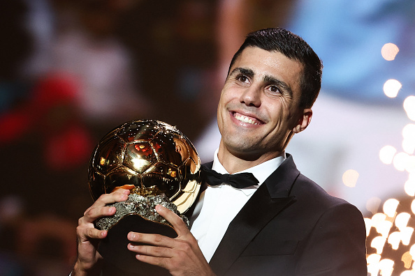 Rodri, le milieu de terrain espagnol de Manchester City, reçoit le Ballon d'Or lors de la cérémonie de remise du Ballon d'Or France Football 2024 au Théâtre du Châtelet à Paris, le 28 octobre 2024.  (FRANCK FIFE/AFP via Getty Images)