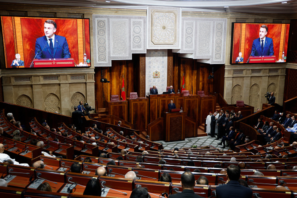 Le Président  Emmanuel Macron prononce un discours devant les membres du Parlement marocain à Rabat, le 29 octobre 2024. (LUDOVIC MARIN/POOL/AFP via Getty Images)