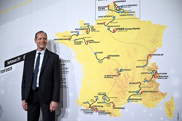 Le directeur du Tour de France cycliste Christian Prudhomme pose devant le parcours et les étapes de l'édition 2025 après sa présentation officielle à Paris le 29 octobre 2024. (Photo JULIEN DE ROSA/AFP via Getty Images)