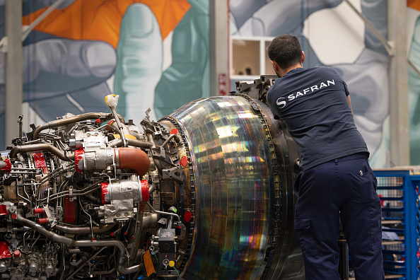 Un technicien de Safran travaille au centre de maintenance des moteurs LEAP lors d'une visite de presse à Steenokkerzeel près de Bruxelles, le 29 octobre 2024. Les moteurs Leap de Safran Aircraft Engines (SAE) équipent tous les Boeing 737 MAX et environ 60 % des Airbus A320neos. (Photo JOHN THYS/AFP via Getty Images)