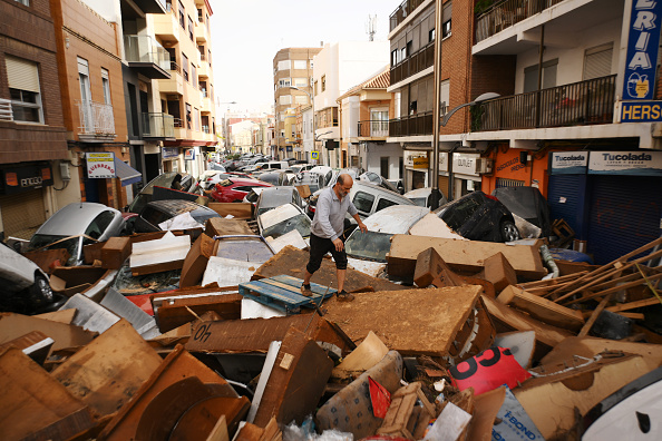 Un homme à côté d'une rue inondée après les crues soudaines qui ont frappé la région le 30 octobre 2024 dans la zone de Sedaví à Valence, en Espagne. (David Ramos/Getty Images)