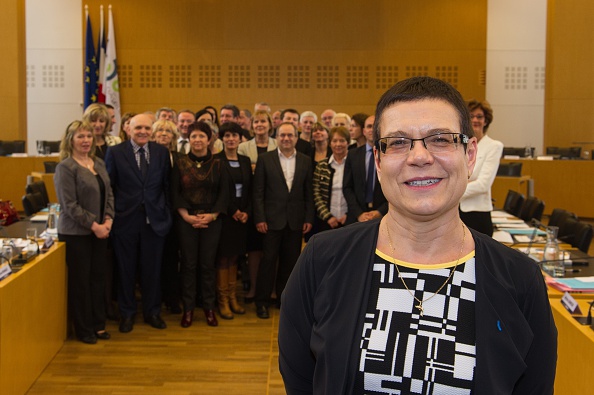 Christine Bouquin pose devant tous les conseillers après avoir été élue présidente du conseil départemental du Doubs à Besançon, le 2 avril 2015. (Photo SEBASTIEN BOZON/AFP via Getty Images)