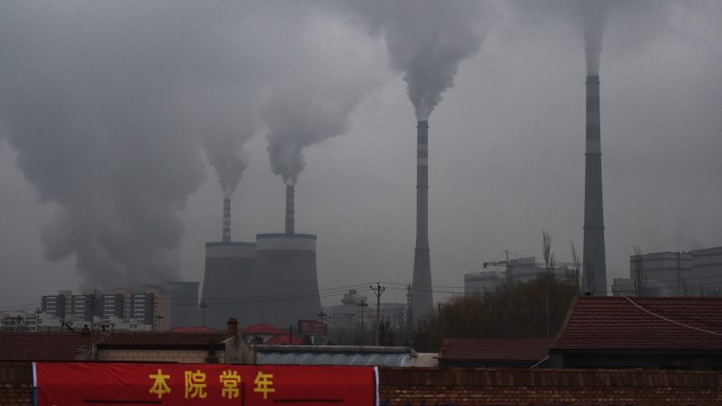 De la fumée s'échappe d'une centrale électrique alimentée au charbon près de Datong, en Chine, le 19 novembre 2015. (Greg Baker/AFP via Getty Images)