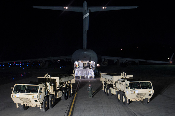 Des camions transportant le système de défense antimissile THAAD (Terminal High Altitude Area Defense) à la base aérienne d'Osan le 6 mars 2017 à Pyeongtaek, en Corée du Sud. (Photo des forces américaines en Corée via Getty Images)