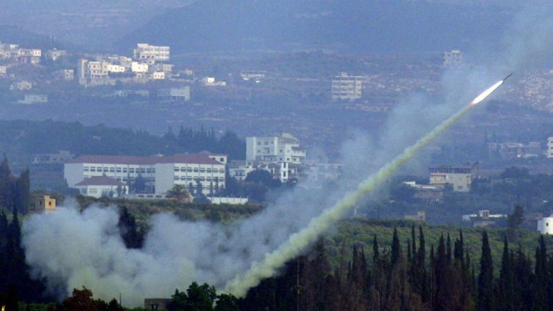 Des militants du Hezbollah tirent un missile depuis la ville de Tyr, au sud du Liban, le 23 juillet 2006. (Photo HASSAN AMMAR/AFP via Getty Images)