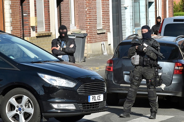 Des policiers d'une unité antiterroriste et de l'agence de renseignement (DGSI). Illustration. (DENIS CHARLET/AFP via Getty Images)