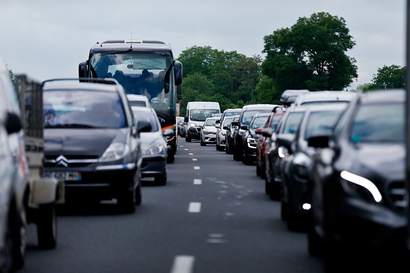 Embouteillage sur l'autoroute A13.  (CHARLY TRIBALLEAU/AFP via Getty Images)