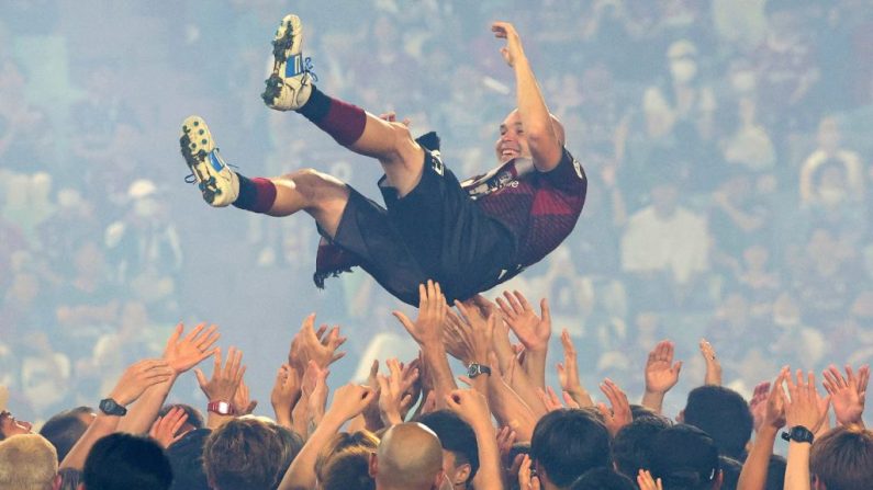 Andrés Iniesta, légende du Barça et de la sélection espagnole de football, a annoncé mardi à Barcelone prendre sa retraite à 40 ans, après une dernière expérience professionnelle aux Emirats arabes unis.(Photo : JIJI PRESS/AFP via Getty Images)