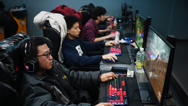 Des personnes jouent à des jeux vidéo dans un cybercafé à Pékin, le 26 janvier 2024. (GREG BAKER/AFP via Getty Images)