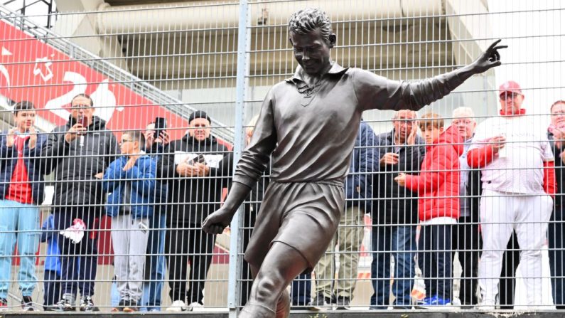 Une statue grandeur nature du footballeur Just Fontaine, légende du Stade de Reims, décédé en 2023, a été inaugurée dimanche à Reims aux abords du stade Auguste-Delaune. (Photo : FRANCOIS NASCIMBENI/AFP via Getty Images)