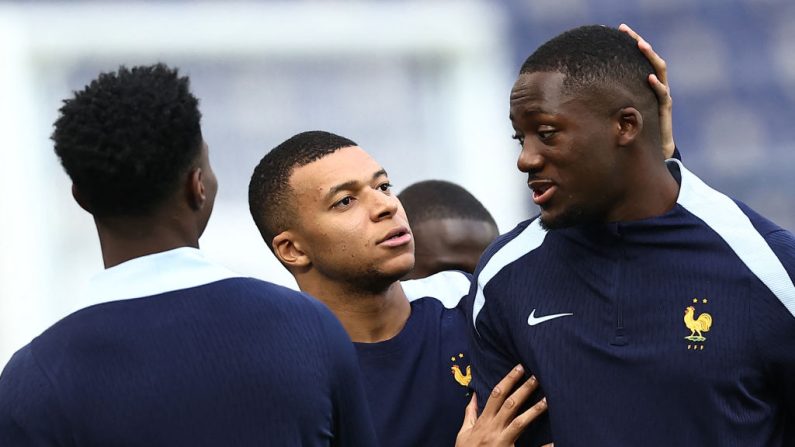 "Si j'avais tout cet engouement autour de moi, je ne sais pas si j'aurais tenu", a dit mardi le défenseur de l'équipe de France Ibrahima Konaté en évoquant l'attention médiatique autour de Kylian Mbappé. (Photo : FRANCK FIFE/AFP via Getty Images)