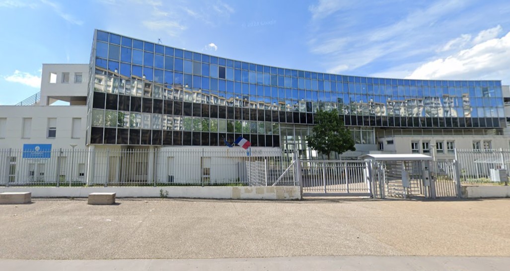 Lyon : deux adolescents en  garde à vue après des tirs de mortiers contre leur lycée