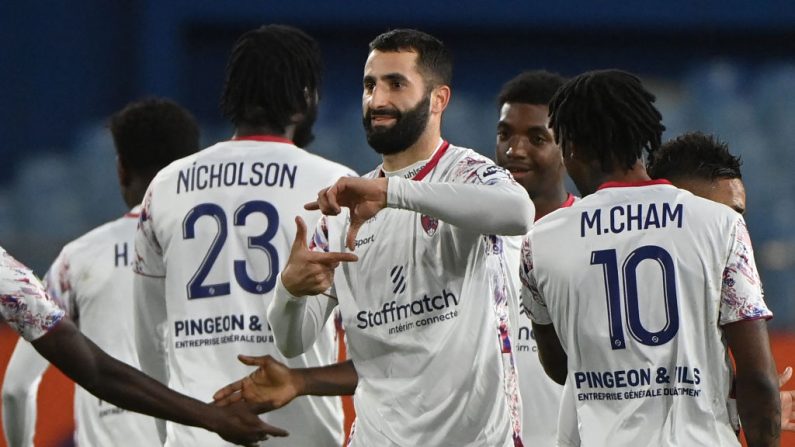 L'ancien milieu de terrain et capitaine de l'Olympique lyonnais, Maxime Gonalons, sans club depuis son départ de Clermont cet été, a annoncé qu'il mettait un terme à sa carrière, à 35 ans. (Photo : SYLVAIN THOMAS/AFP via Getty Images)